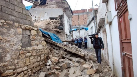 Yağmura Dayanamayıp Yıkıldı