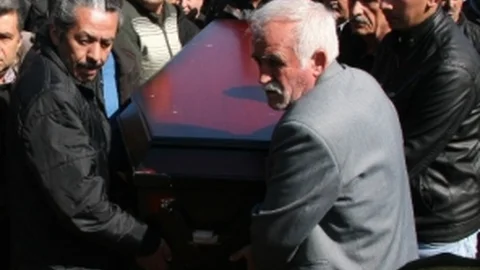 Anne Baba Ve Oğul Farklı Törenlerle Aynı Mezarlıkta Toprağa Verildi