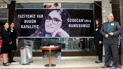Özgecan İçin İş Yerini Kapatarak Taziye İlanı Astı