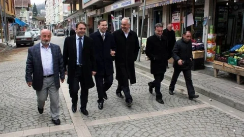 Hayrat Cora'yı Bağrına Bastı