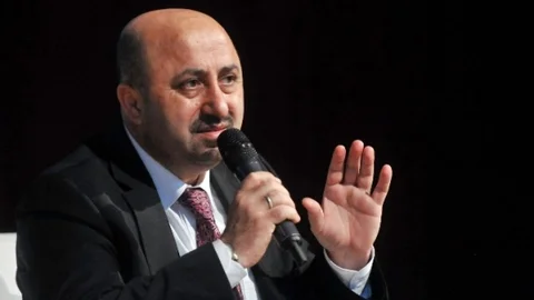 İlahiyatçı Yazar Eşini Seven Erkeğe ''Kılıbık'' Denmesini Eleştirdi