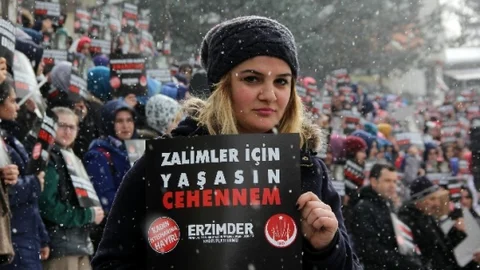 Erzurum'da Kar Yağışı Altında Üç Dilde Özgecan Protestosu