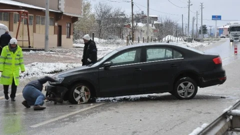 Karda Kayan Araç Bariyerlere Çarptı