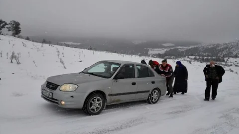 Jandarma Sürücülerin Yardımına Yetişti