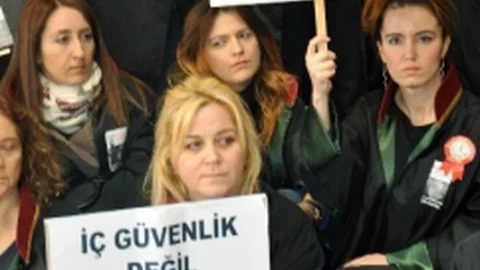 Avukatlardan Adliye İçerisinde Oturma Eylemi