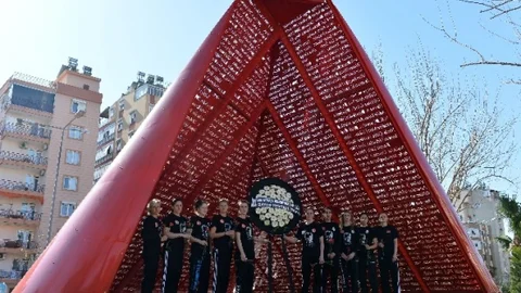 Paşa'nın Meleklerinden Özgecan İçin Çelenk