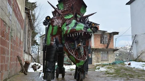 Dinozor görünümlü ''füzeatar'' yaptı