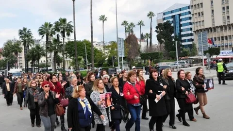 Kadınlar Medeni Kanun Ve Özgecan İçin Yürüdü