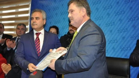 Uysal AK Parti'den Resmi Başvuruyu Yaptı