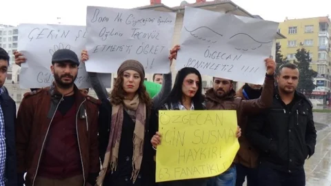 Özgecan Cinayetine Makyajlı Tepki