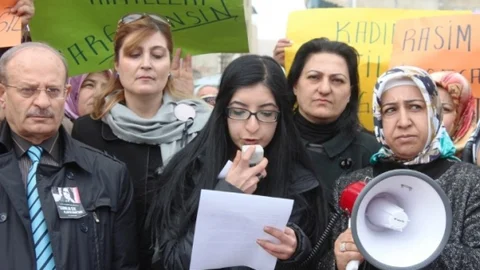 Özgecan'ın Öldürülmesi Van'da Protesto Edildi
