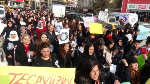 Hakkarili Kadınlar Özgecan İçin Yürüdü