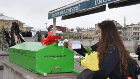Kansere Yenik DÜşen Öğretmen Gözyaşları Arasında Toprağa Verildi