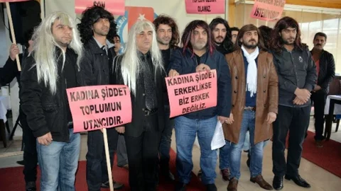Kadına Şiddeti Protesto İçin Erkekler Peruk Taktı