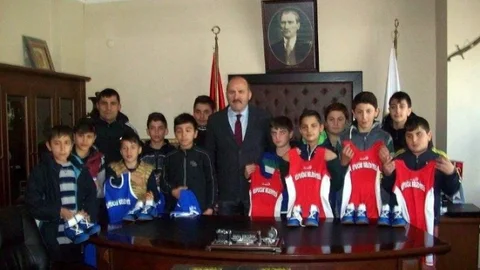 Kuyucak Belediyesi'nden Güreşçilere Jest