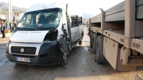 Tir Öğrenci Servisine Çarptı 1 Ölü 14 Yaralı