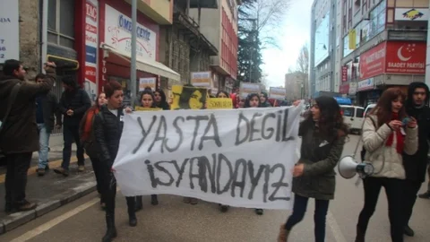 Kadın Kolektifi Üyeleri “Özgecan Aslan” İçin Yürüdü