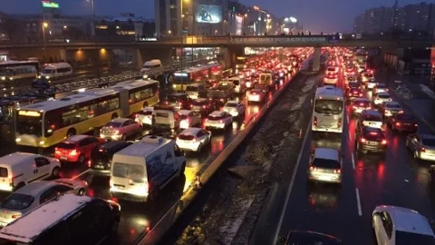 Yoğun Kar Yağışı Metrobüs Seferlerini Durduru