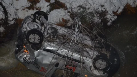 Otomobil Dereye Uçtu 2 Yaralı