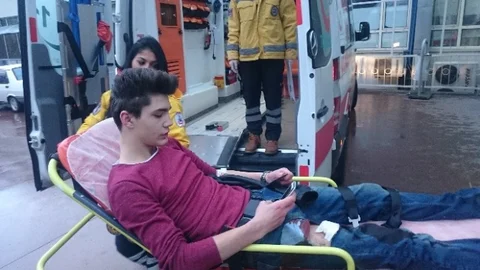 İki Arkadaş 30 Dakika Arayla Bıçaklandı