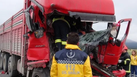 Tir İçinde Sıkışan Sürücü Güçlükle Kurtarıldı