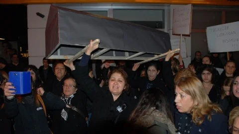 Özgecan Aslan Cinayetini Siyah Tabutla Protesto Ettiler