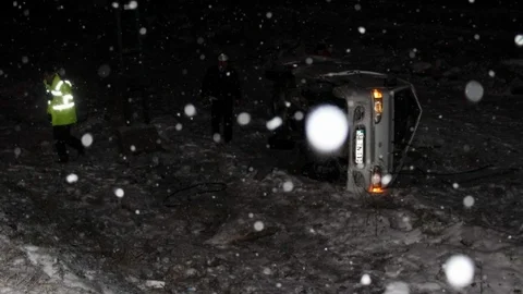 Minibüs Şarampole Devrildi 8 Yaralı