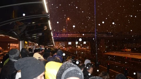 Kar Yağışı Metrobüs Yolunu Yaya Yoluna Çevirdi