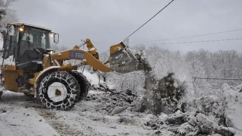 Bursa'da 50 Tonluk Kaya Yol Kapattı