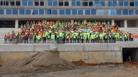 Akyazı Stadyumu'nun Tribünlerine İlk Oturanlar Çalışanlar Oldu