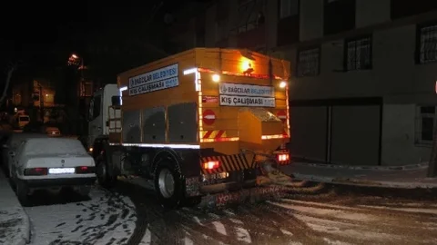 Bağcılar'da 97 Kişilik Ekip İle 24 Saat Aralıksız Tuzlama