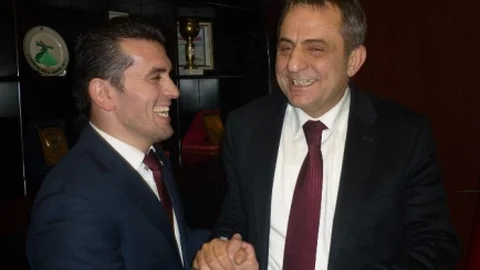 Dünya Şampiyonu Çebi Siyasete Isındı