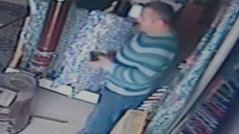 Girdiği İşyerinden Çaldığı Paraları Cüzdanına Yerleştirdi