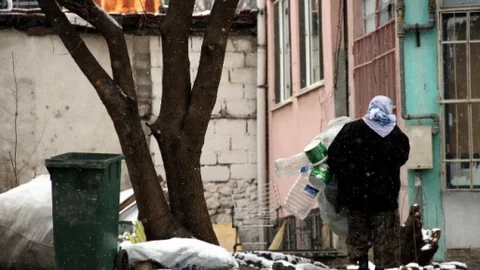 (Özel Haber) Yaşlı Kadının Kar Altındaki Ekmek Savaşı