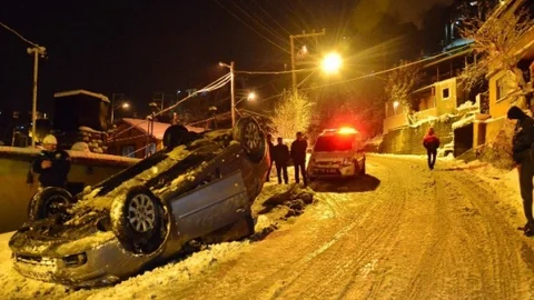 Buzlu Yolda Takla Atan Otomobilin Sürücüsü Kayıplara Karıştı