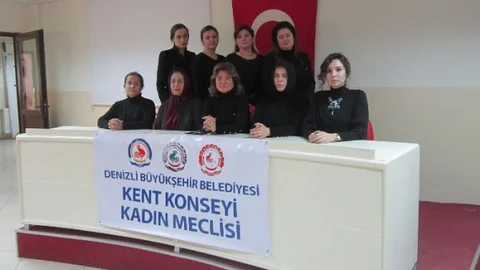 Kadın Meclisi Özgecan Aslan İçin Siyaha Büründü