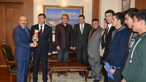 Turem Öğrencilerine Kepçe Hediye Etti