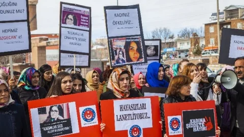 Ahlatlılar “Özgecan” İçin Yürüdü