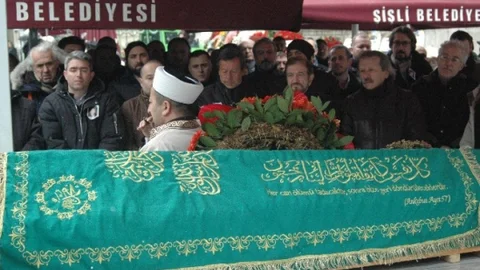 Türkiye'nin İlk Kadın Söz Yazarı Fikret Şeneş Toprağa Verildi
