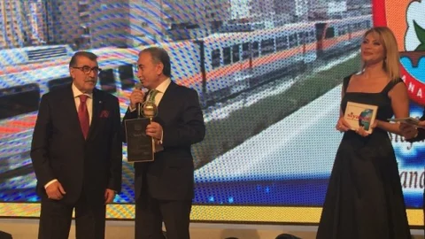 Siyaset Dergisi'nden Vali Büyük'e “20. Yıl Özel Ödülü”