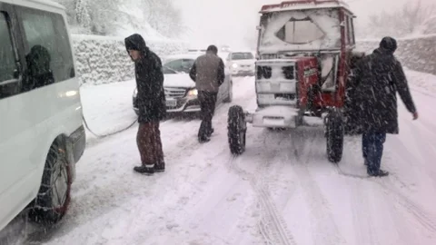 Jandarma Ekiplerinden Yolda Kalan Sürücülere Yardım