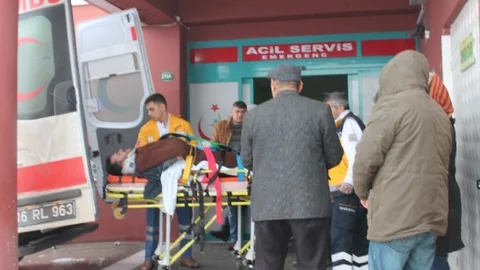 Karlı Yolda 4 Araç Bir Birine Girdi 2'si Ağır 3 Kişi Yaralandı