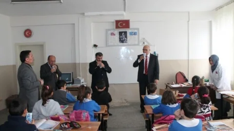 Kaymakam Kadiroğlu Öğrencilerle Birlikte Süt İçti