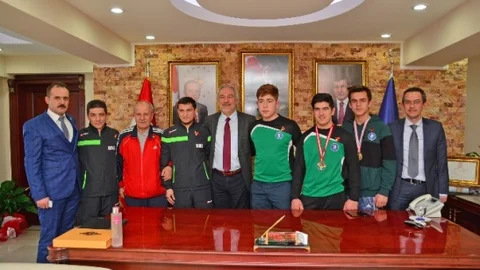 Başkan Saraçoğlu Şampiyon Sporcuları Ödüllendirdi