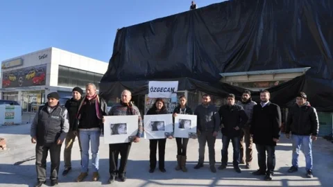 Bodrumlu Esnaf Özgecan İçin İçin İşletmesini Siyahla Kapladı