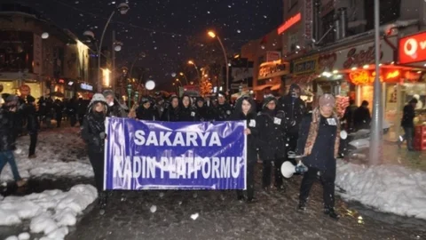 Yoğun Kara Yağışına Rağmen Kadınlar Özgecan İçin Yürüdü
