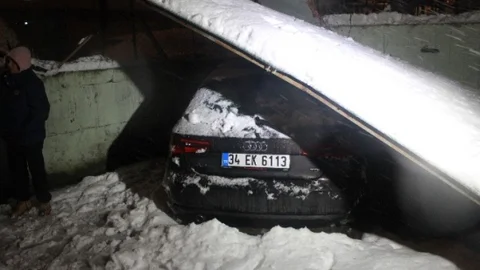 Bakırköy'de İstinat Duvarı Otoparkın Çatısına Çöktü