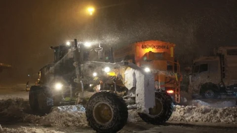 Tem Otoyolu'nda Mahsur Kalan Tırlar Çekiliyor