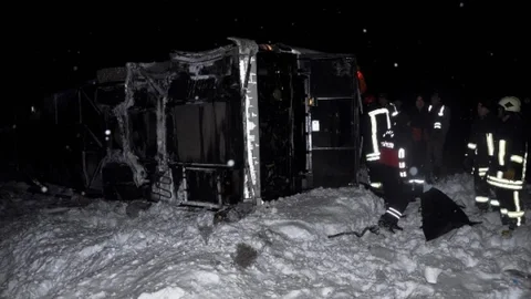 Otobüs Şaramole Devrıldı 1 Ölü 38 Yaralı