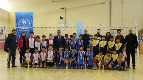 Karaman'da Küçükler Voleybol Müsabakaları Sona Erdi